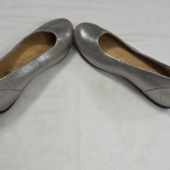 SoftWalk Women's Slip-On Flats Shoes Silver Leather Uppers Arch Support 6.5 EUC - Picture 6 of 10